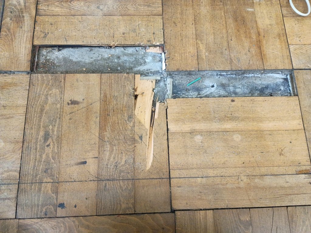 傷んでいるフローリングブロック面の写真