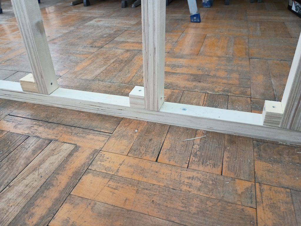 さいころ状の間柱材を支えに使う画像