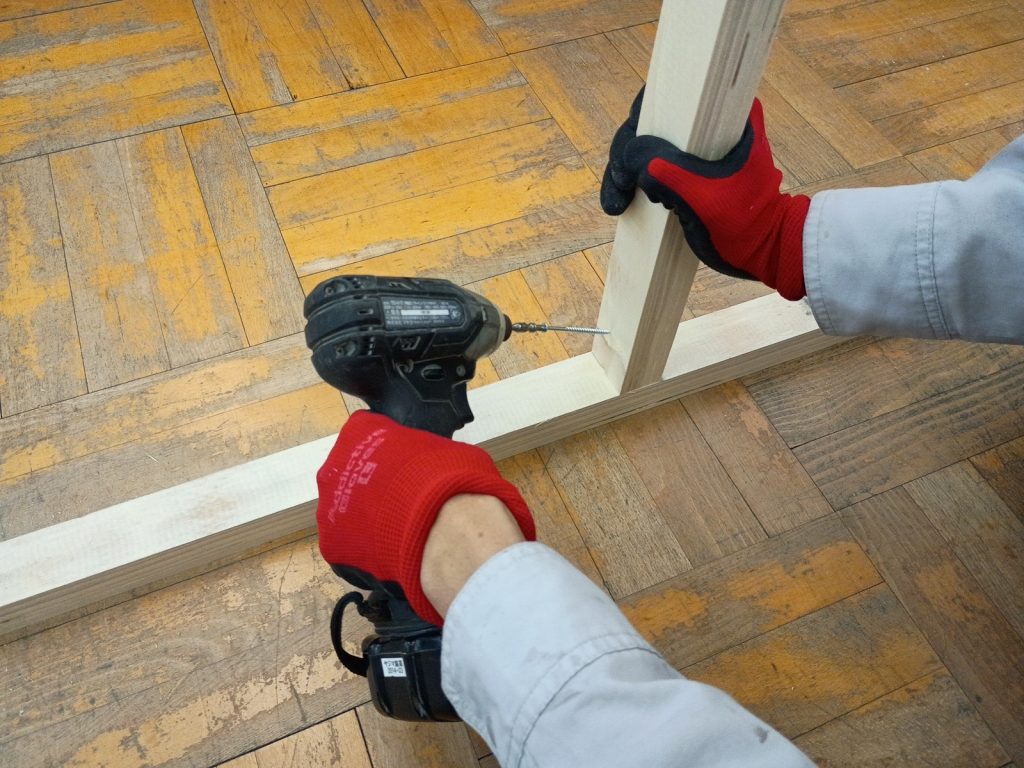 長い間柱を片手で押さえながらゆらゆら画像