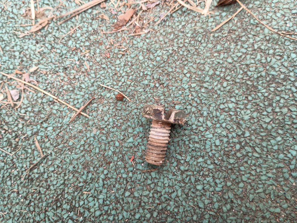 抜けたボルトの写真