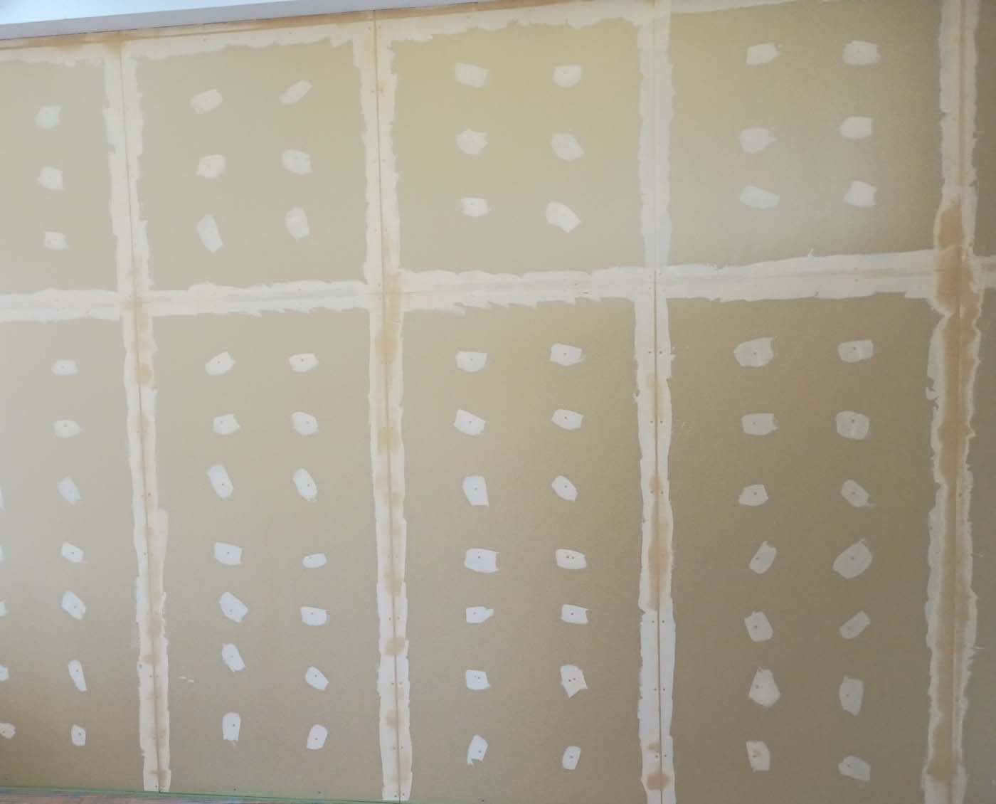 石こうボード下地調整：パテ下塗り完了。ボード接合部とビス穴にパテかい