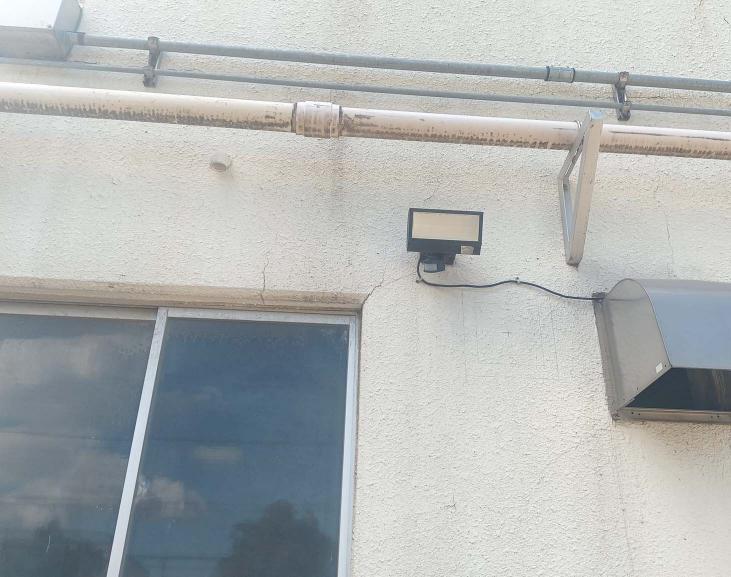 飛散防止剤(前)写真 外壁2