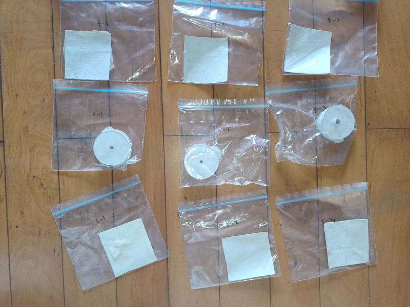 試料採取した複数の検体をジップロックに入れ、混同しないよう記名した確認写真