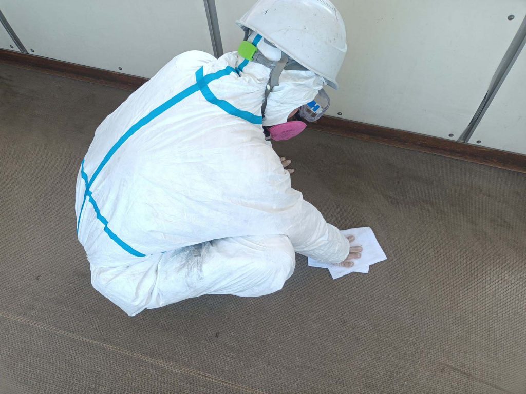 作業後に床面へ行う雑巾がけ