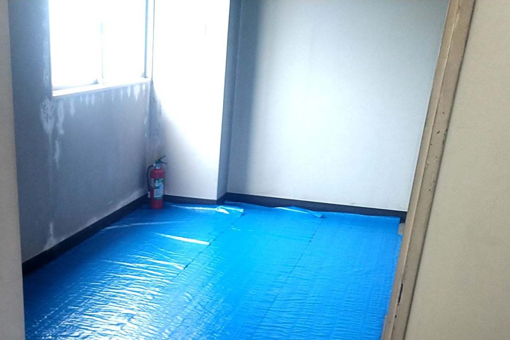 採取作業時に行う床面へのシート養生