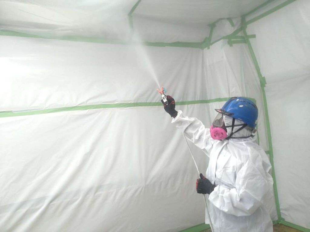 室内へ飛散防止材散布