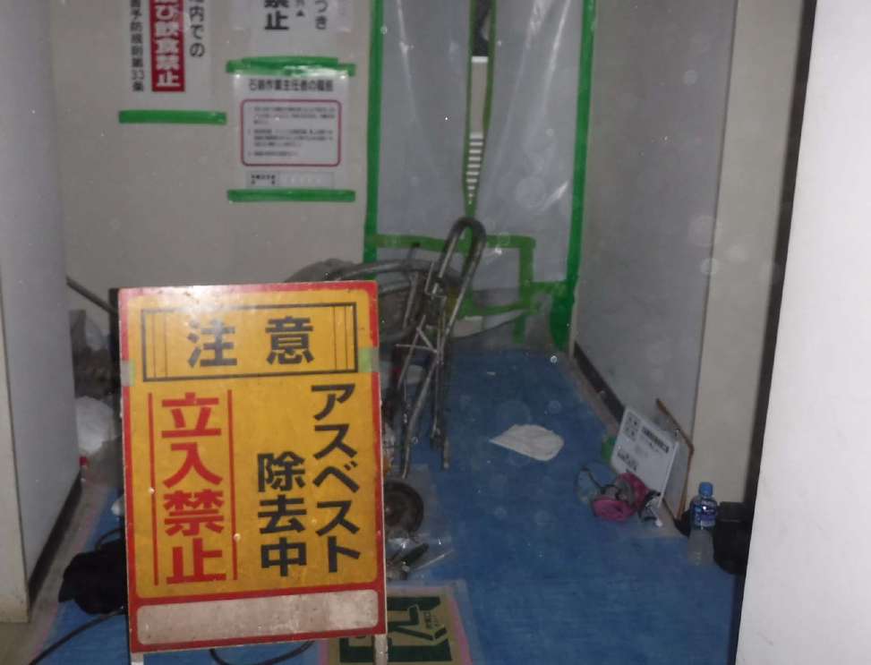 立入禁止看板のある廊下