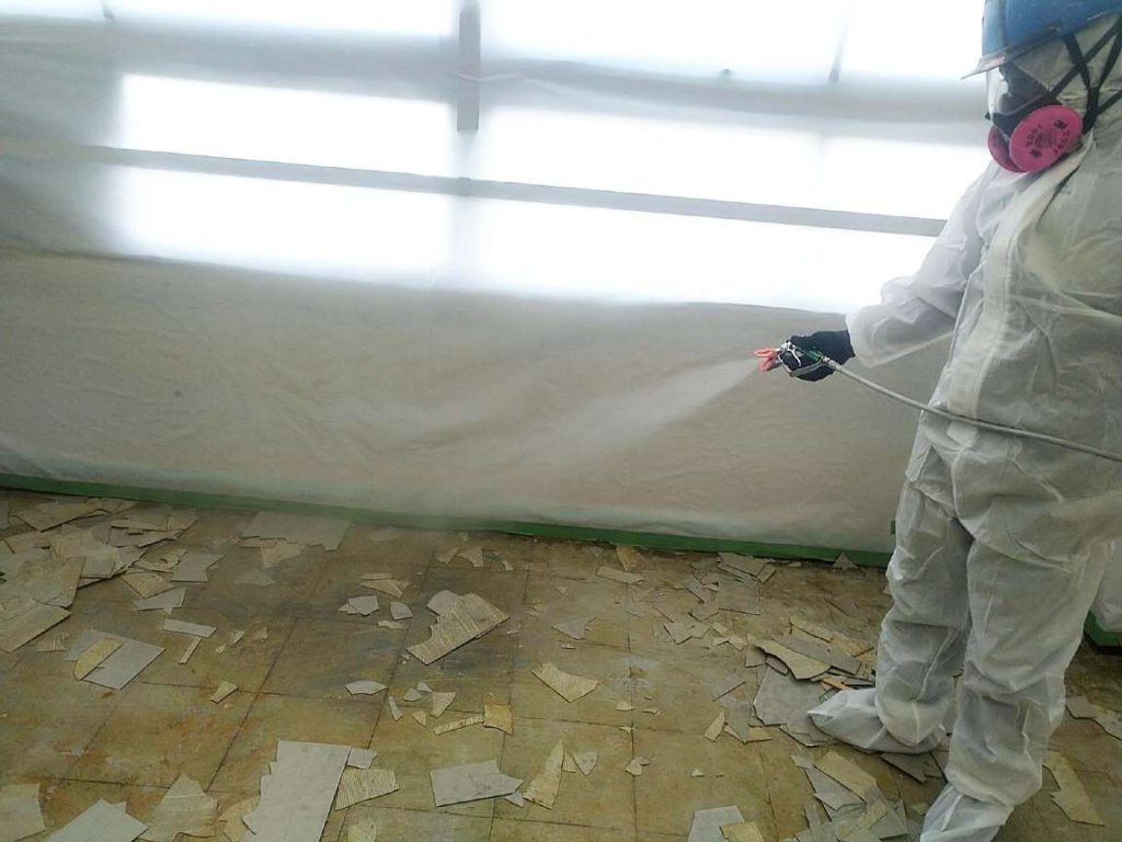 撤去作業中の散布