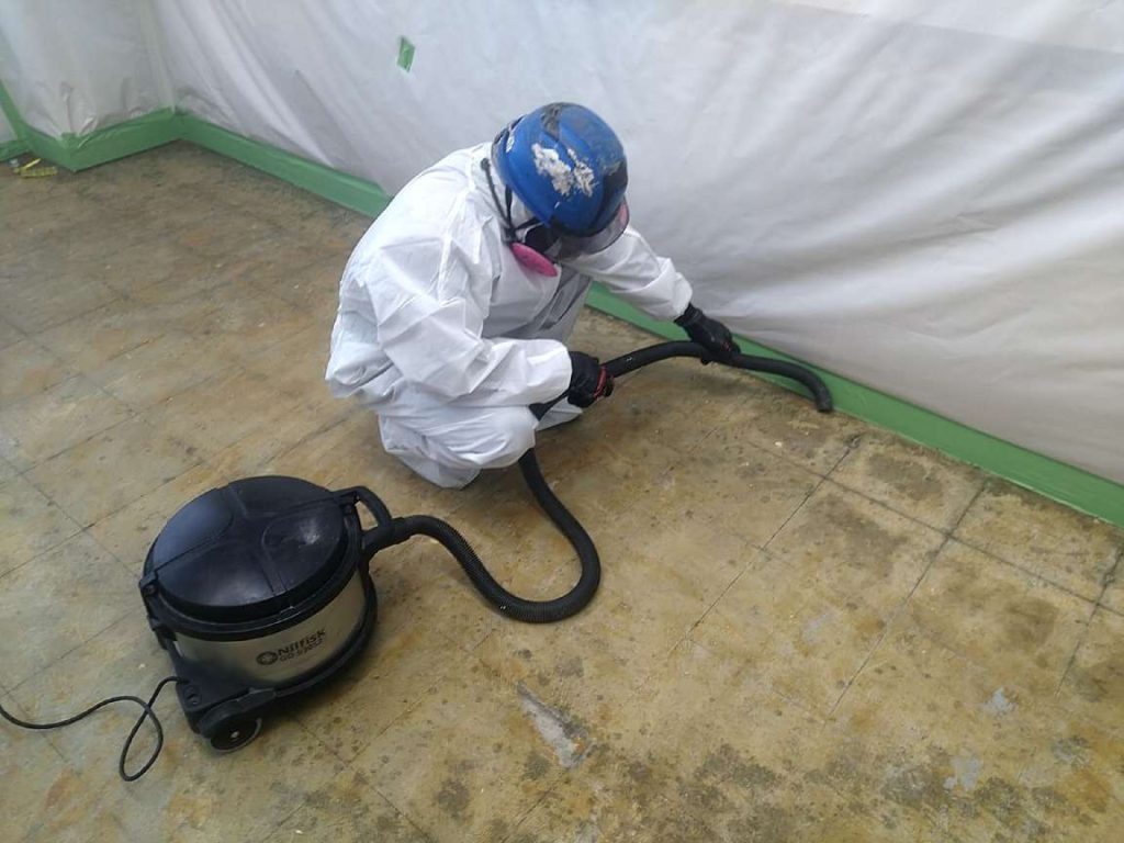 掃除機での清掃作業写真