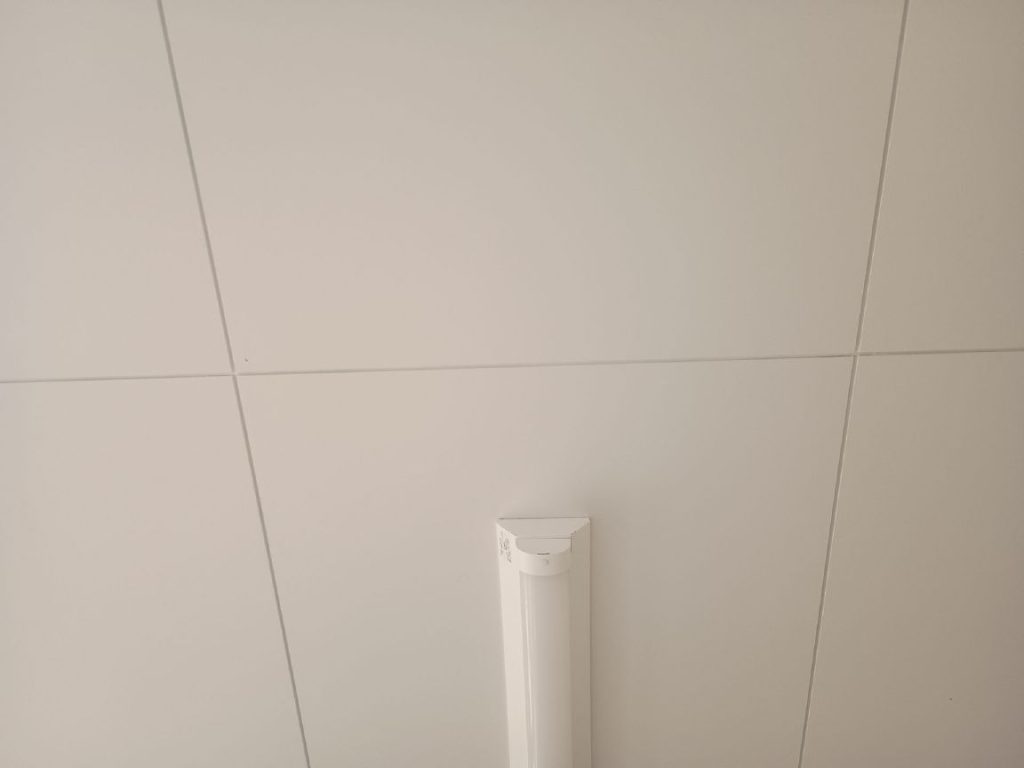 ビス穴の見えないケイカル天井