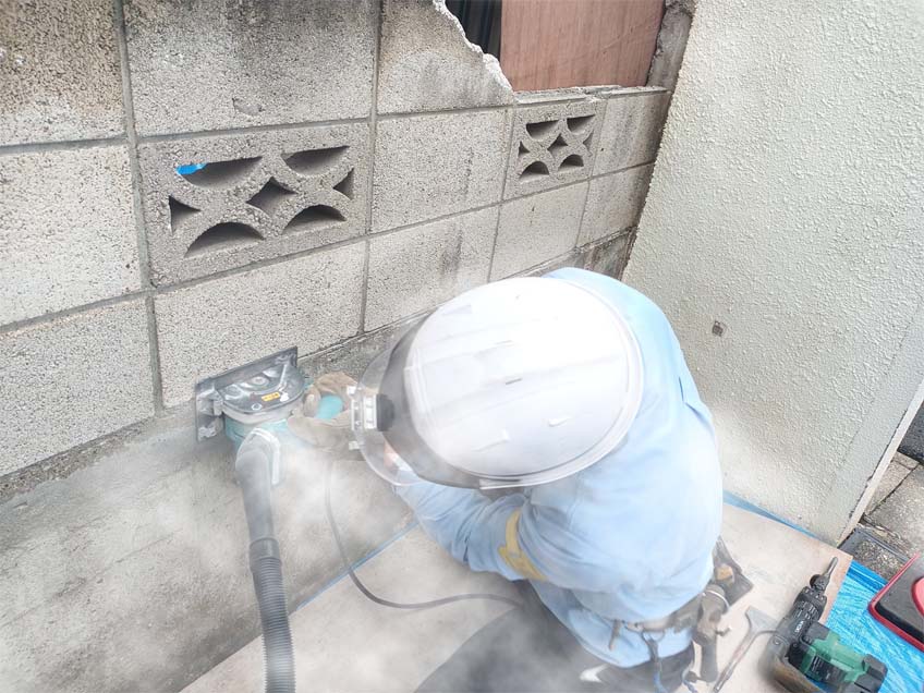 粉じんのイメージ：コンクリートにカッターを入れる写真