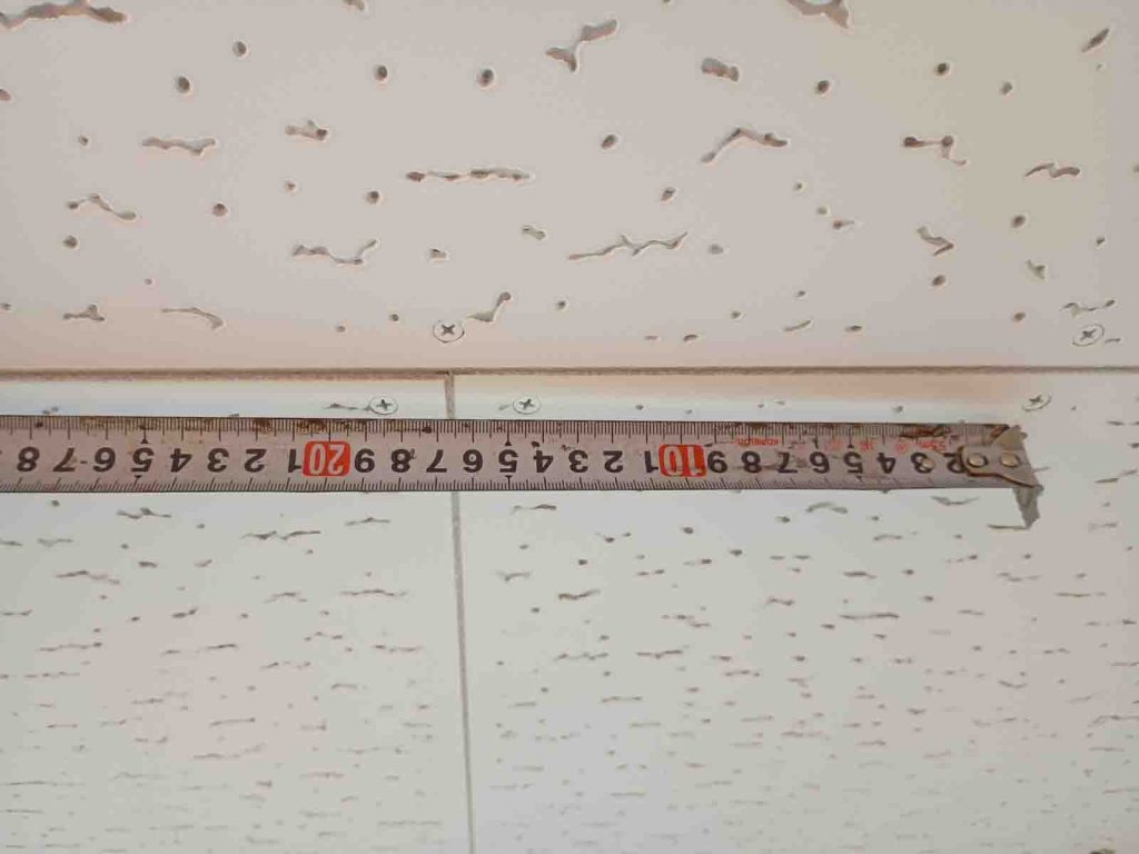 天井面のビスピッチ150mmを測る