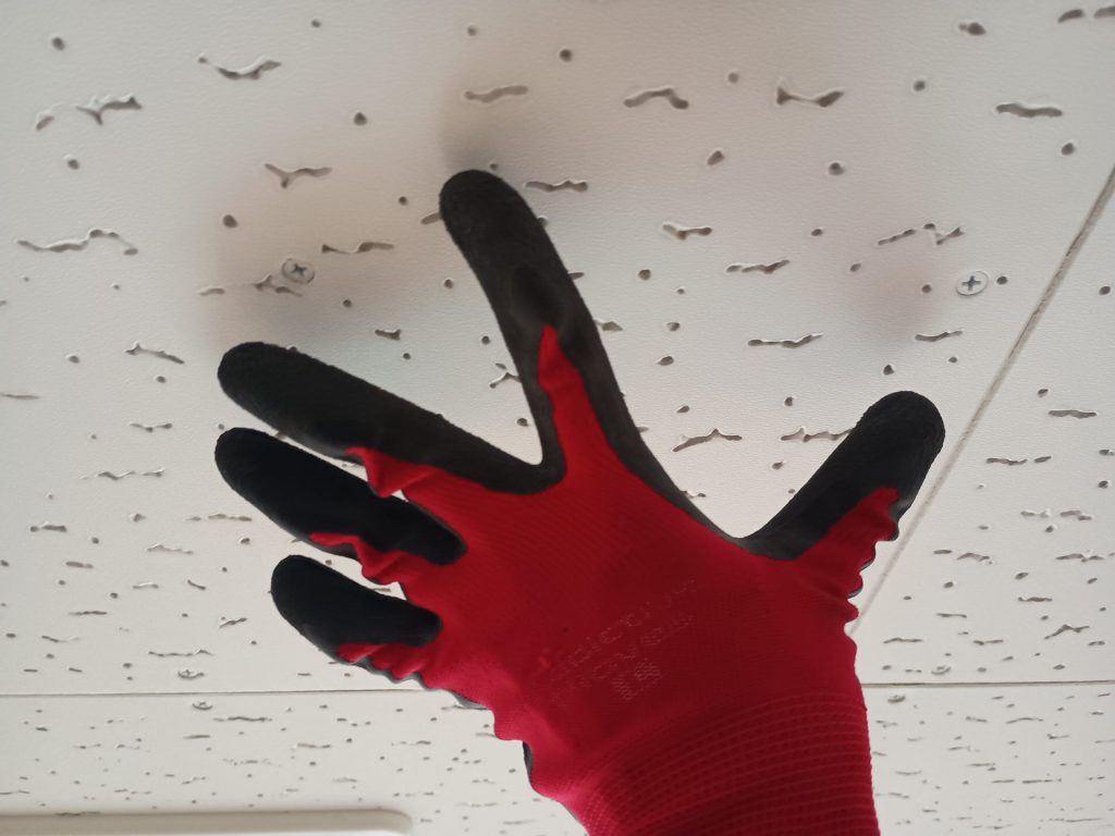 手を当ててビスピッチの計測