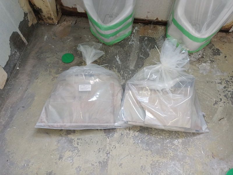 アスベストレベル3廃棄物：2重袋詰め