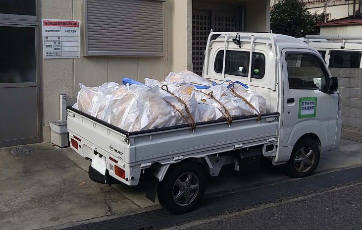 アスベスト廃棄物の運搬：トラック積載、緊結