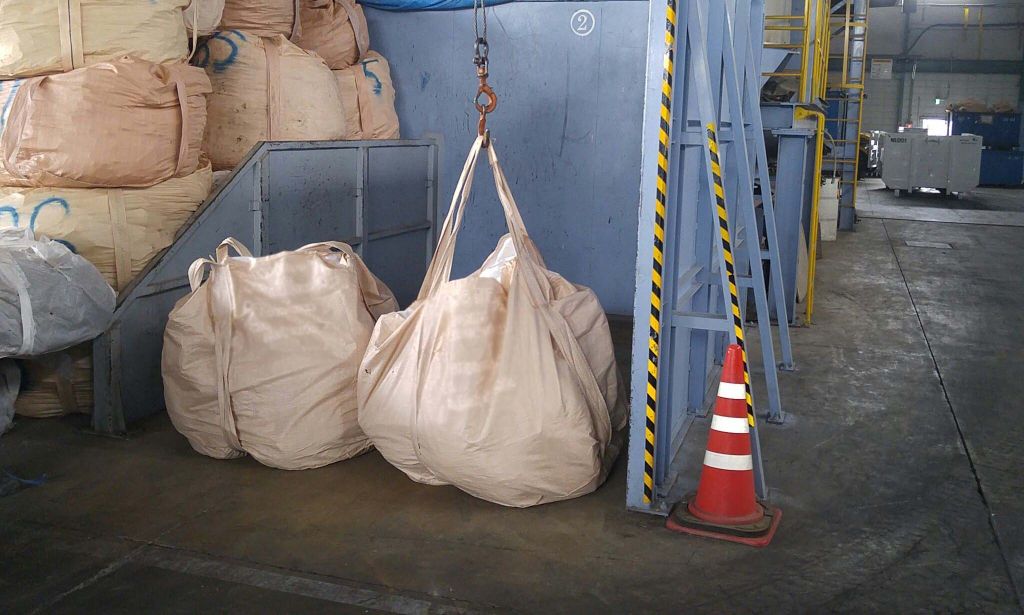 アスベスト廃棄物：追跡写真、中間処理施設へ保管