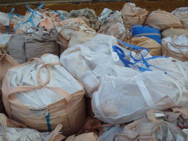 アスベスト廃棄物：追跡写真、最終処分場へ廃棄