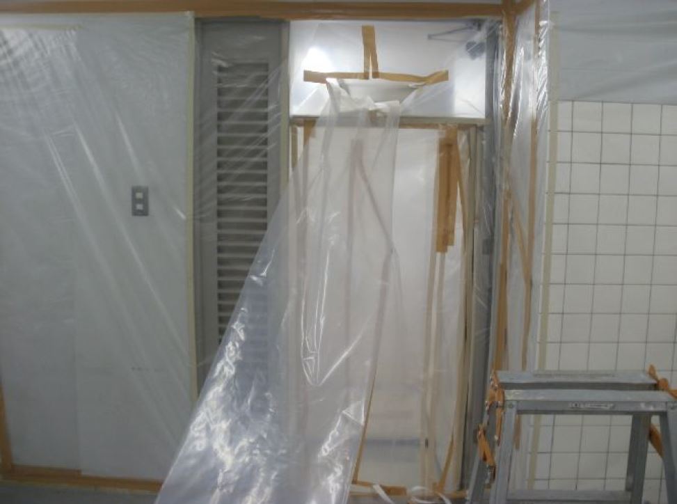 アスベストレベル１養生　排気ダクトを外部に出す経路