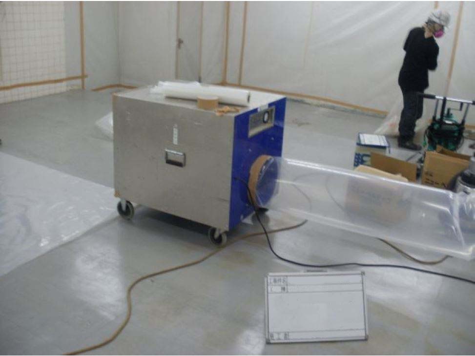 アスベストレベル１養生　排気装置と排気ダクト