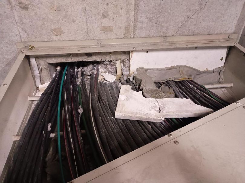 アスベストレベル２：ケイ酸カルシウム板第２種　壁配管貫通箇所の蓋