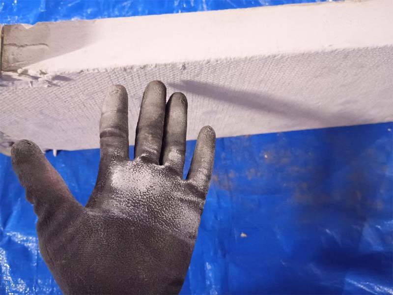 アスベストレベル２：ケイ酸カルシウム板第２種　脆く、触るだけで粉が付く