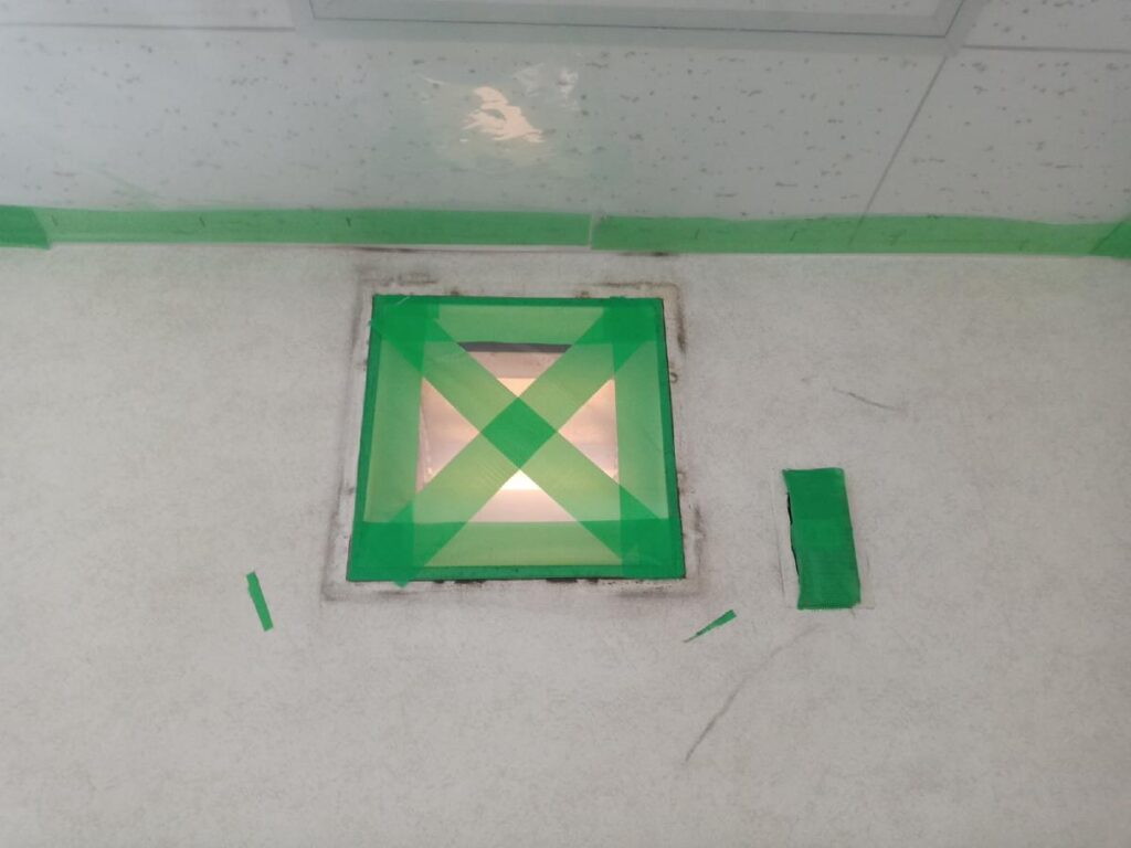 アスベストレベル３の隔離養生（負圧不要）　壁開口部（換気扇）とコンセントの目張り