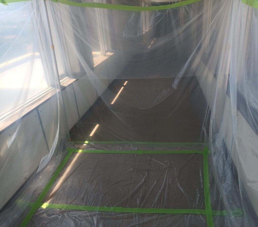 アスベスト養生　シャフトでの簡易区画 内観　プラスチックシート敷き