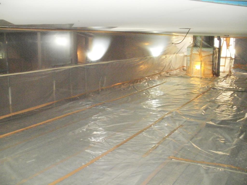 アスベストレベル３　隔離養生（負圧不要）の例　全景　天井ケイ酸カルシウム板の撤去　床面、壁面プラスチックシート