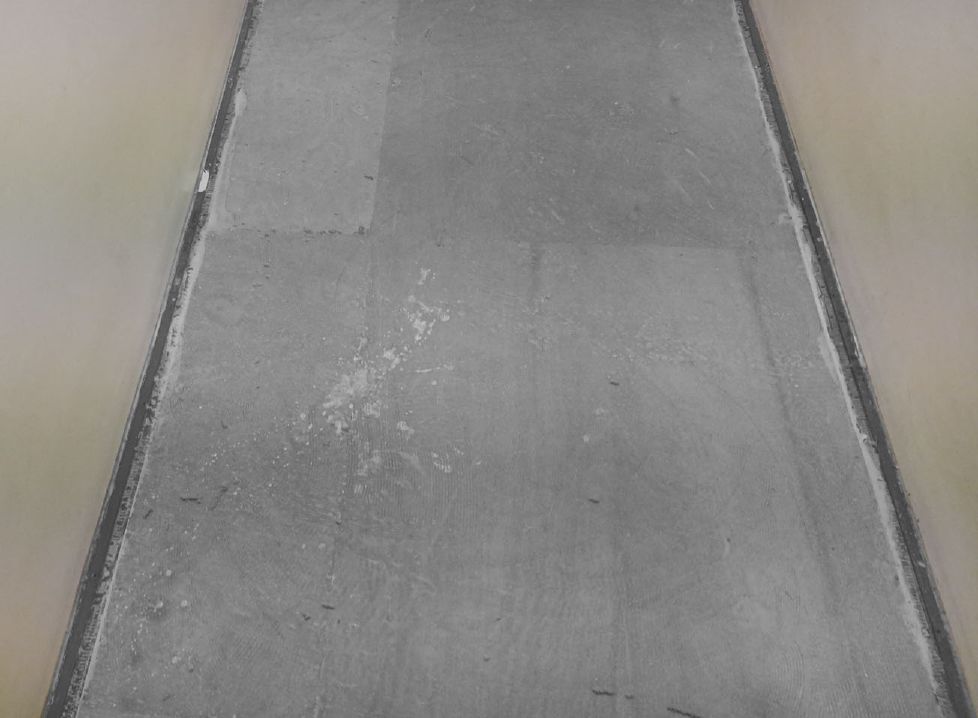 アスベストレベル３養生：廊下　床養生前　モルタル床素地