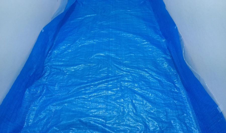 アスベストレベル３養生：廊下　床養生２重目　ブルーシート