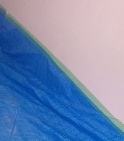 アスベストレベル３養生：廊下　床養生２重目　ブルーシート　壁面立上りとテープ目張り