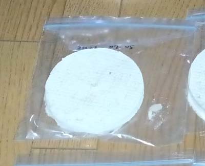 アスベスト試料:石こうボードの試料、直径10cm程度の円形で切り出し、密閉袋に入れている