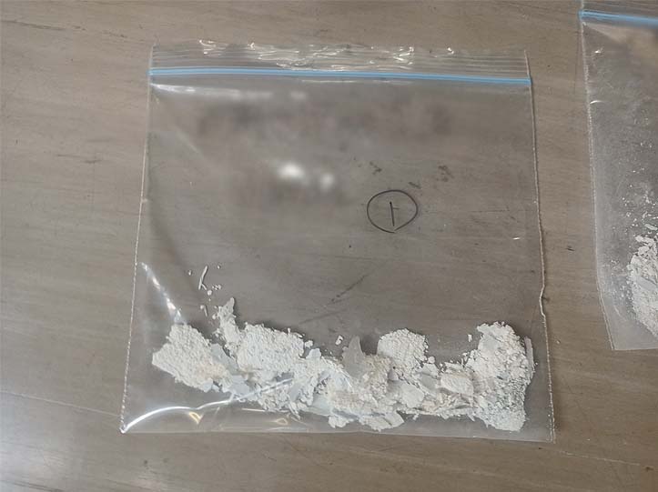 アスベスト試料:内壁塗料、砕けているが、分析に十分な量を確保されている