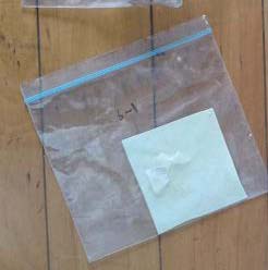 アスベスト試料:内装材、10cm角程度でクッションフロアを四角く切り抜き、ジップロックに密閉したもの