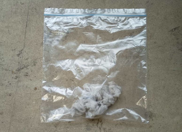 アスベスト試料:綿状断熱材の試料、ゴルフボール大を採取し、密閉袋にいれている