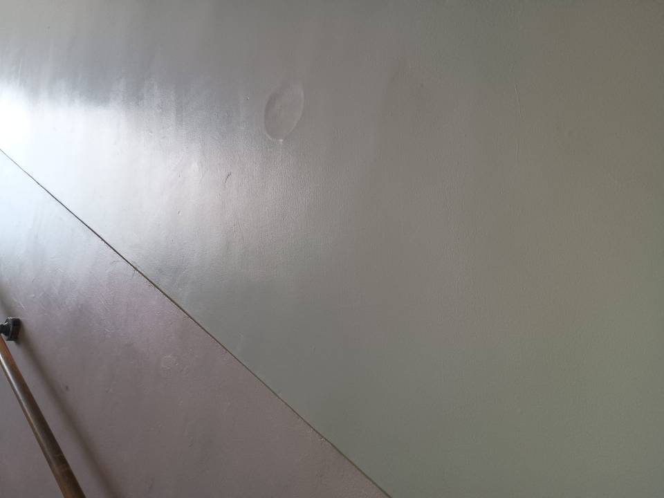 アスベスト要調査建材例：内壁塗装・内壁塗材　廊下に施工された光沢のある塗装壁｜施工管理ノート