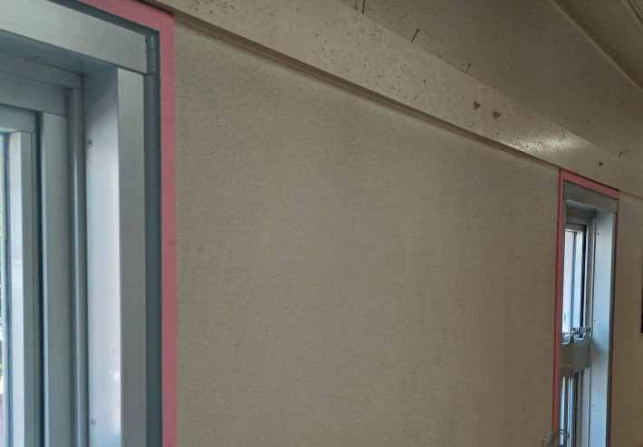 アスベスト要調査建材例：内壁塗装・内壁塗材　廊下に施工された光沢のある塗装壁　別パターン｜施工管理ノート