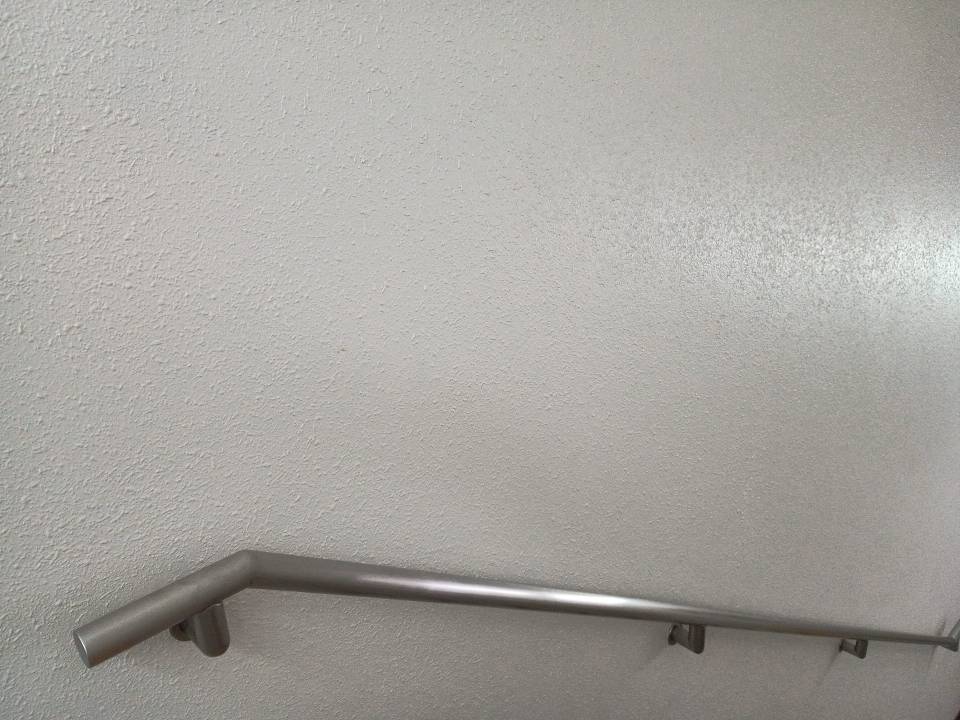 アスベスト要調査建材例：内壁塗装・内壁塗材　階段に施工された光沢のある吹付塗装壁｜施工管理ノート